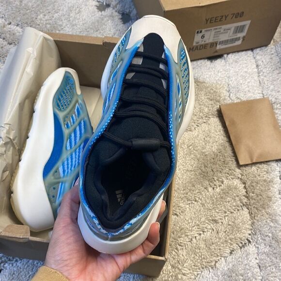 ADIDAS YEEZY 700 V3 ARZARETH - Picture 5 of 11